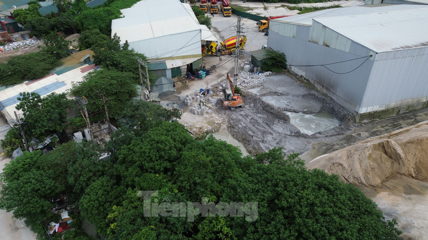 Thậm chí, một nhà máy trộn bê tông lớn được xây dựng và hoạt động trên ô đất dự án này đã nhiều năm. Một lãnh đạo UBND xã Tân Triều thừa nhận nhà máy trộn bê tông này không được cấp phép.