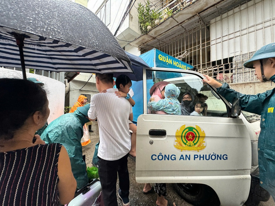 Lực lượng chức năng phường Hoàng Liệt hỗ trợ người dân di tản tránh bão
