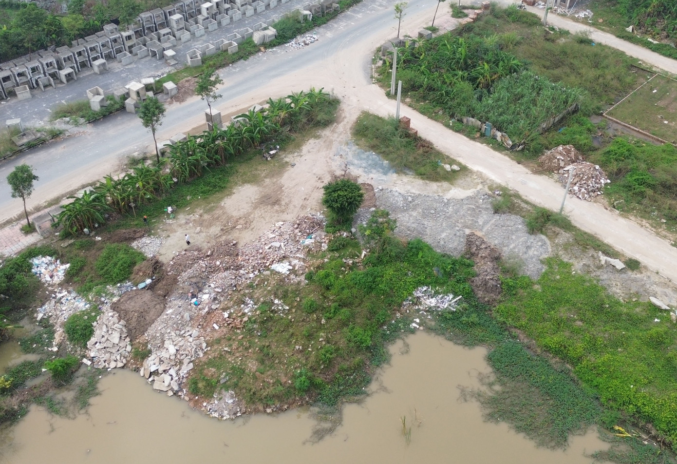 Ông Đức xác nhận, có tình trạng san lấp đất nông nghiệp tại một số khu vực thuộc địa bàn xã. Theo ông Đức, khu vực bị san lấp là đất nông nghiệp giáp với khu đất dịch vụ nhưng hiện không thể sản xuất được. Do đó, một số hộ dân đã san lấp để trồng cây và một số dịch vụ khác. Ngoài tình trạng san lấp đất nông nghiệp, ông Đức cũng cho biết trên địa bàn xã có 3-4 trạm trộn bê tông trái phép. Tuy nhiên, UBND xã cũng rất khó xử lý. Ông Đức xác nhận, có tình trạng san lấp đất nông nghiệp tại một số khu vực thuộc địa bàn xã. Theo ông Đức, khu vực bị san lấp là đất nông nghiệp giáp với khu đất dịch vụ nhưng hiện không thể sản xuất được. Do đó, một số hộ dân đã san lấp để trồng cây và một số dịch vụ khác. Ngoài tình trạng san lấp đất nông nghiệp, ông Đức cũng cho biết trên địa bàn xã có 3-4 trạm trộn bê tông trái phép. Tuy nhiên, UBND xã cũng rất khó xử lý.