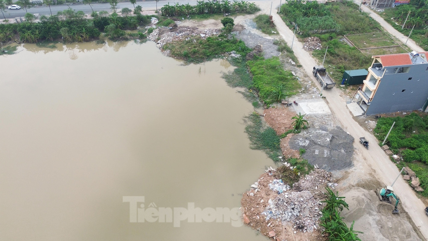 Trở lại UBND xã Lại Yên khoảng 11h ngày 26/9, chúng tôi gặp ông Nguyễn Ngọc Đức, Chủ tịch UBND xã. Chúng tôi cho biết, khu vực đổ trạc thải san lấp đất nông nghiệp rất gần trụ sở UBND xã và Công an xã, hiện vẫn đang diễn ra. Chúng tôi đề nghị UBND xã ra kiểm tra, tuy nhiên ông Đức không nói gì. Trở lại UBND xã Lại Yên khoảng 11h ngày 26/9, chúng tôi gặp ông Nguyễn Ngọc Đức, Chủ tịch UBND xã. Chúng tôi cho biết, khu vực đổ trạc thải san lấp đất nông nghiệp rất gần trụ sở UBND xã và Công an xã, hiện vẫn đang diễn ra. Chúng tôi đề nghị UBND xã ra kiểm tra, tuy nhiên ông Đức không nói gì.