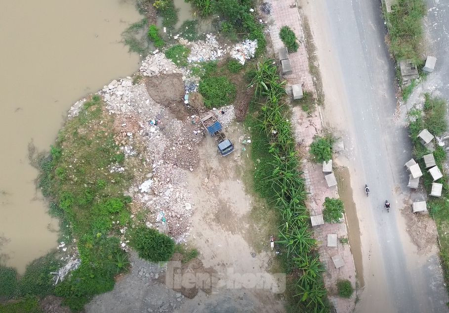 Theo ghi nhận của chúng tôi, khoảng 10h ngày 26/9 tại khu đất Đôi Trâu (xã Lại Yên, huyện Hoài Đức) có nhiều xe tải chở trạc thải xây dựng để san lấp. Trong đó, có những loại xe có tải trọng hàng chục tấn. Theo ghi nhận của chúng tôi, khoảng 10h ngày 26/9 tại khu đất Đôi Trâu (xã Lại Yên, huyện Hoài Đức) có nhiều xe tải chở trạc thải xây dựng để san lấp. Trong đó, có những loại xe có tải trọng hàng chục tấn.