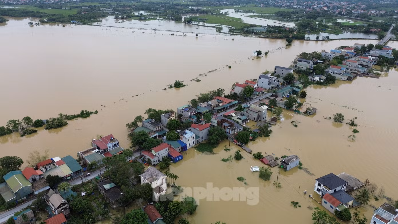 Tân Tiến là một trong những xã bị ảnh hưởng nặng do mưa lũ Trao đổi với Báo Tiền Phong ngày 12/9, ông Vũ Công Nam, Chủ tịch UBND xã Tân Tiến cho biết, do nước sông Bùi dâng cao, xã có 2 thôn bị ngập nặng với hơn 400 hộ bị ảnh hưởng. Trong đó, xã đã di tản hơn 170 hộ đến nơi an toàn.