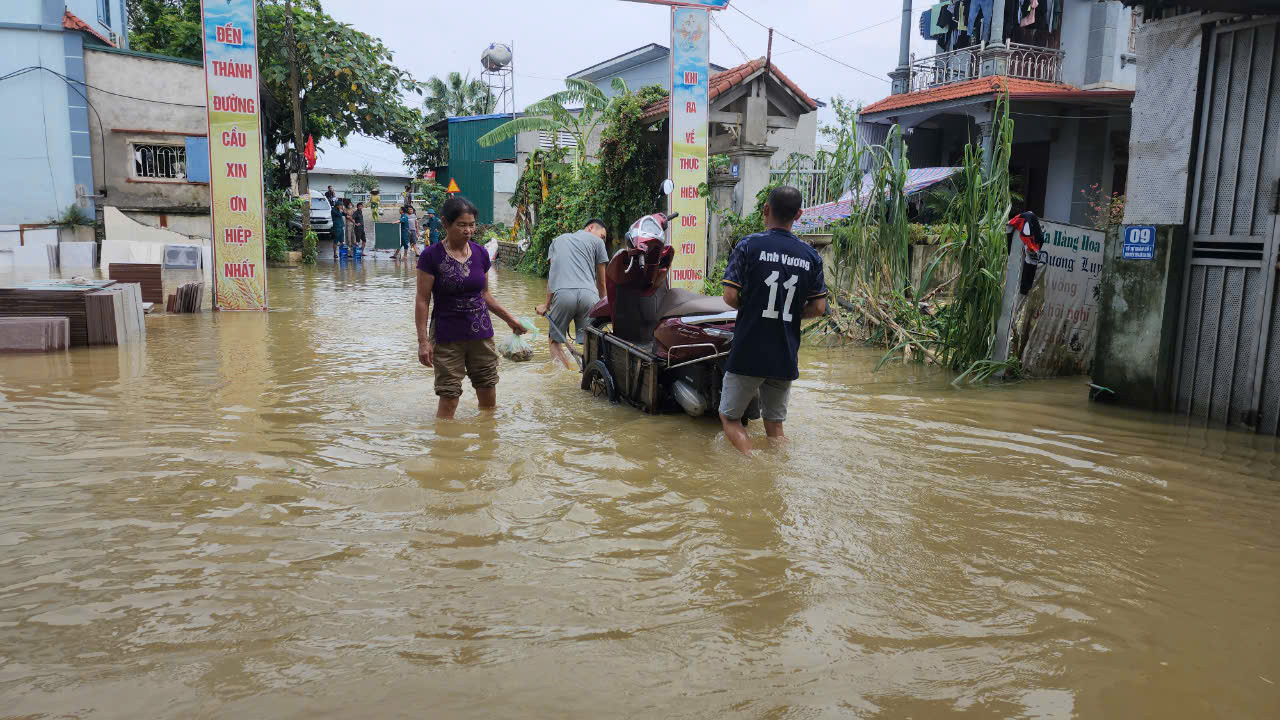 Nhiều căn nhà tại thôn Tiến Tiên (xã Tân Tiến) bị ngập sâu đến nóc.