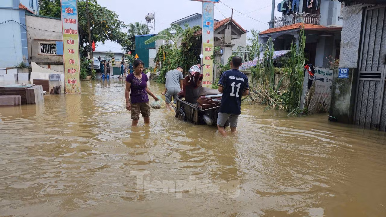 Người dân dùng xe ba gác di chuyển đồ đạc đến nơi an toàn