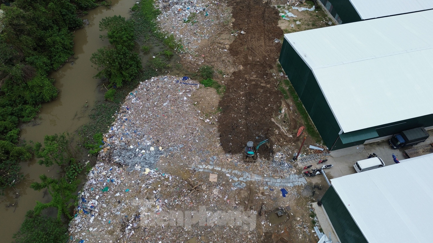 Ngày 20/5/2024, UBND huyện Hoài Đức đã ra Quyết định xử phạt vi phạm hành chính đối với Công ty cổ phần quan hệ quốc tế - đầu tư sản xuất số tiền 130 triệu đồng, do đã có hành vi vi phạm: "Tổ chức thi công công trình không có giấy phép xây dựng mà theo quy định phải có giấy phép xây dựng tại dự án Khu nhà ở Ciri". Cụ thể, công ty đã dựng 1 nhà xưởng có diện tích 1.200m2, xây dựng 2 khu với diện tích 4.800m2, dựng 1 lán tạm cho công nhân, đổ 1 đường bê tông. Ngoài ra, UBND huyện Hoài Đức cũng yêu cầu trong thời hạn 90 ngày công ty phải bổ sung giấy phép xây dựng. Công ty Điện lực Hoài Đức cũng ngừng cấp điện với công trình thuộc ô đất trên.