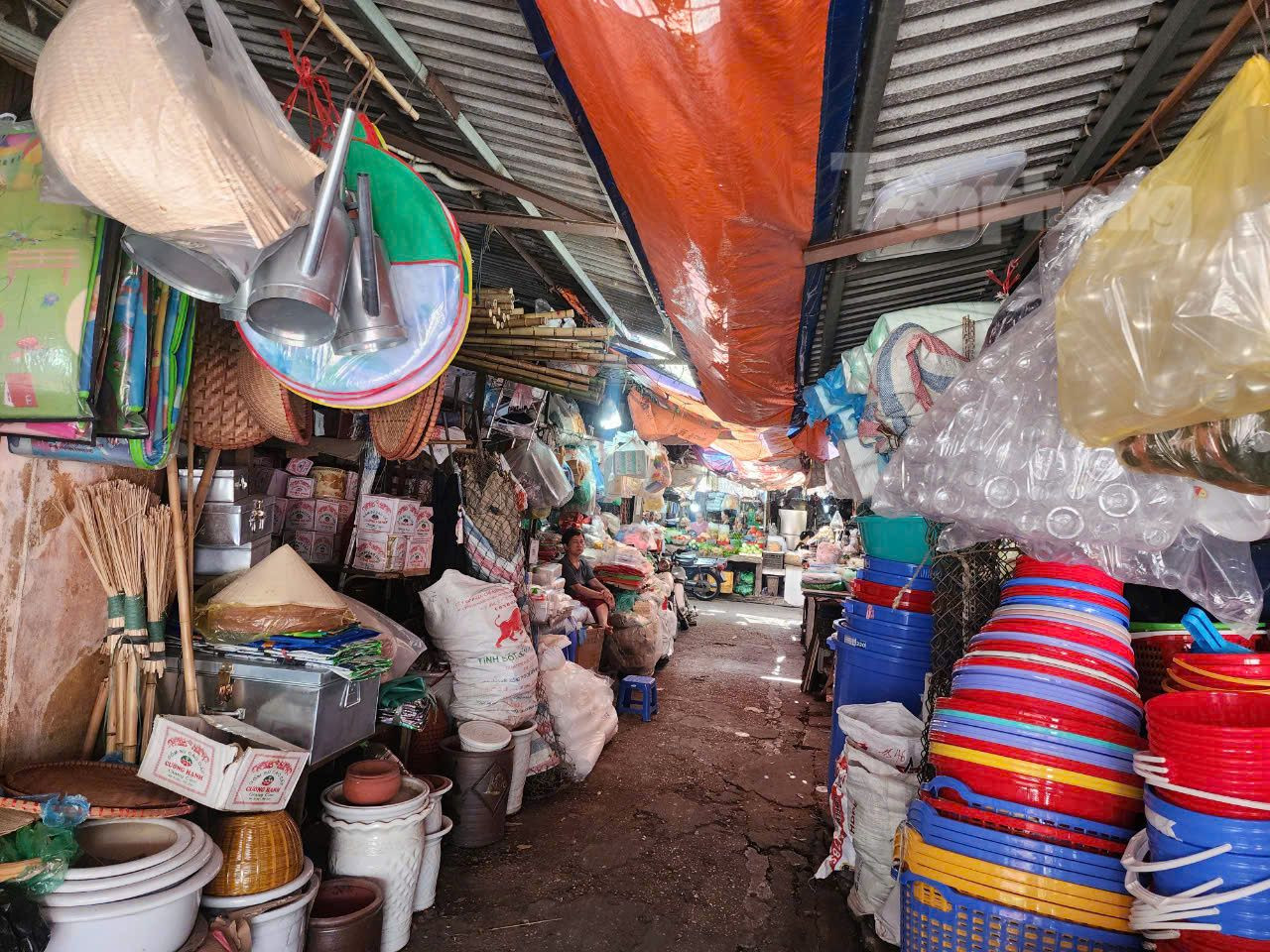 Hàng hóa tại một số kiot trong chợ Kim Liên để tràn ra cả đường đi, nguy cơ cháy nổ rất cao.