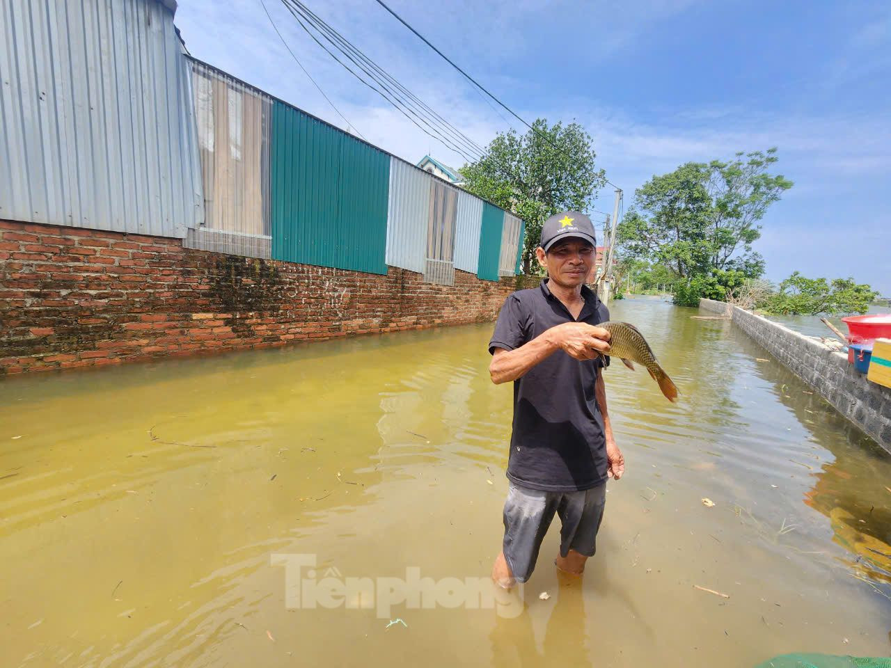 Ông Hoàng Văn Bé tranh thủ đi đánh cá, cải thiện bữa ăn gia đình