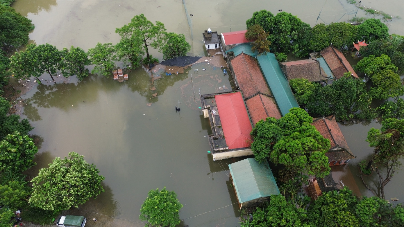 Nhiều khu vực tại thôn Cấn Hạ, xã Cấn Hữu huyện Quốc Oai ngập sâu trong nước Nhiều khu vực tại thôn Cấn Hạ, xã Cấn Hữu huyện Quốc Oai ngập sâu trong nước