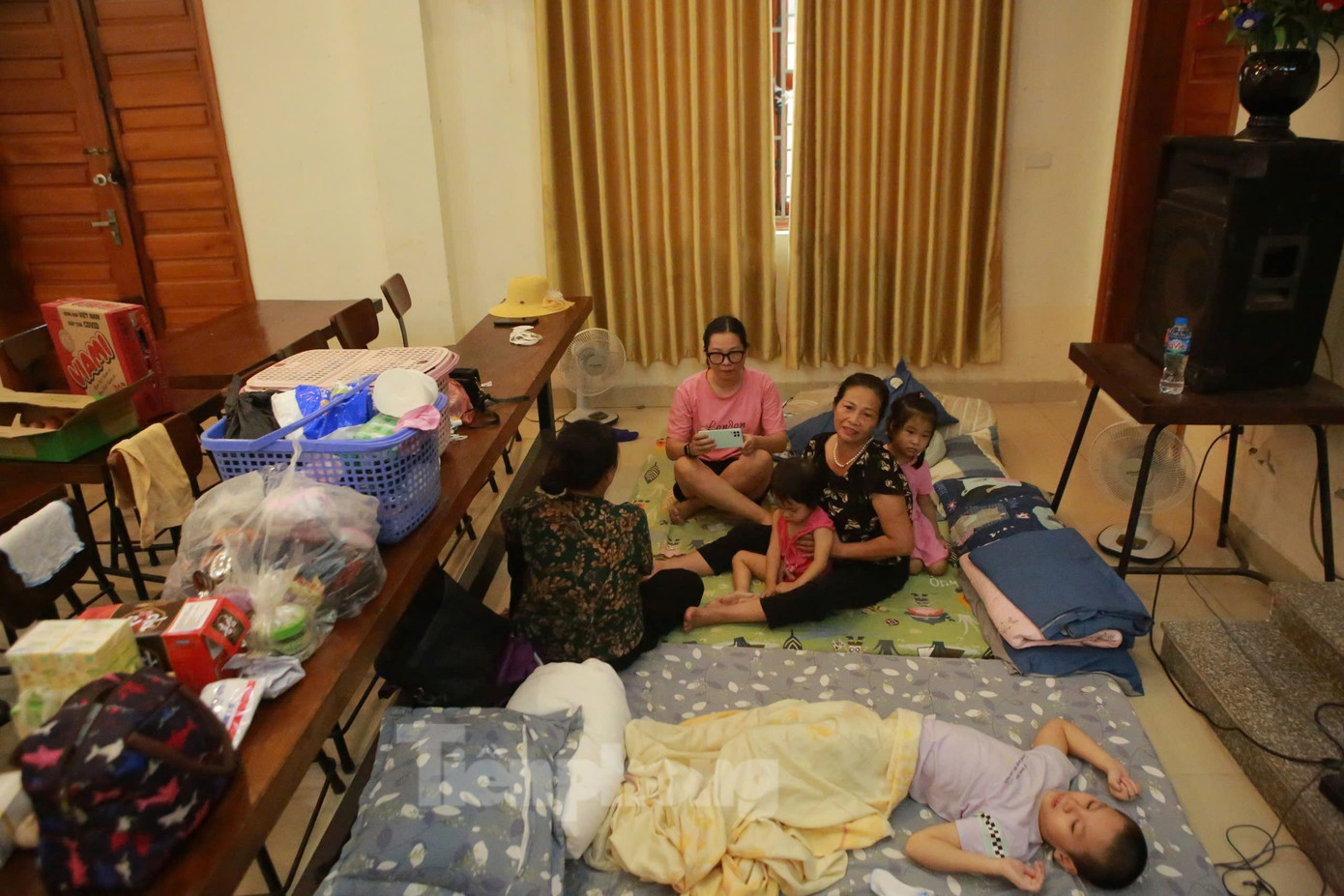 Người dân tại nơi tạm trú của phường Đông Ngạc, quận Bắc Từ Liêm