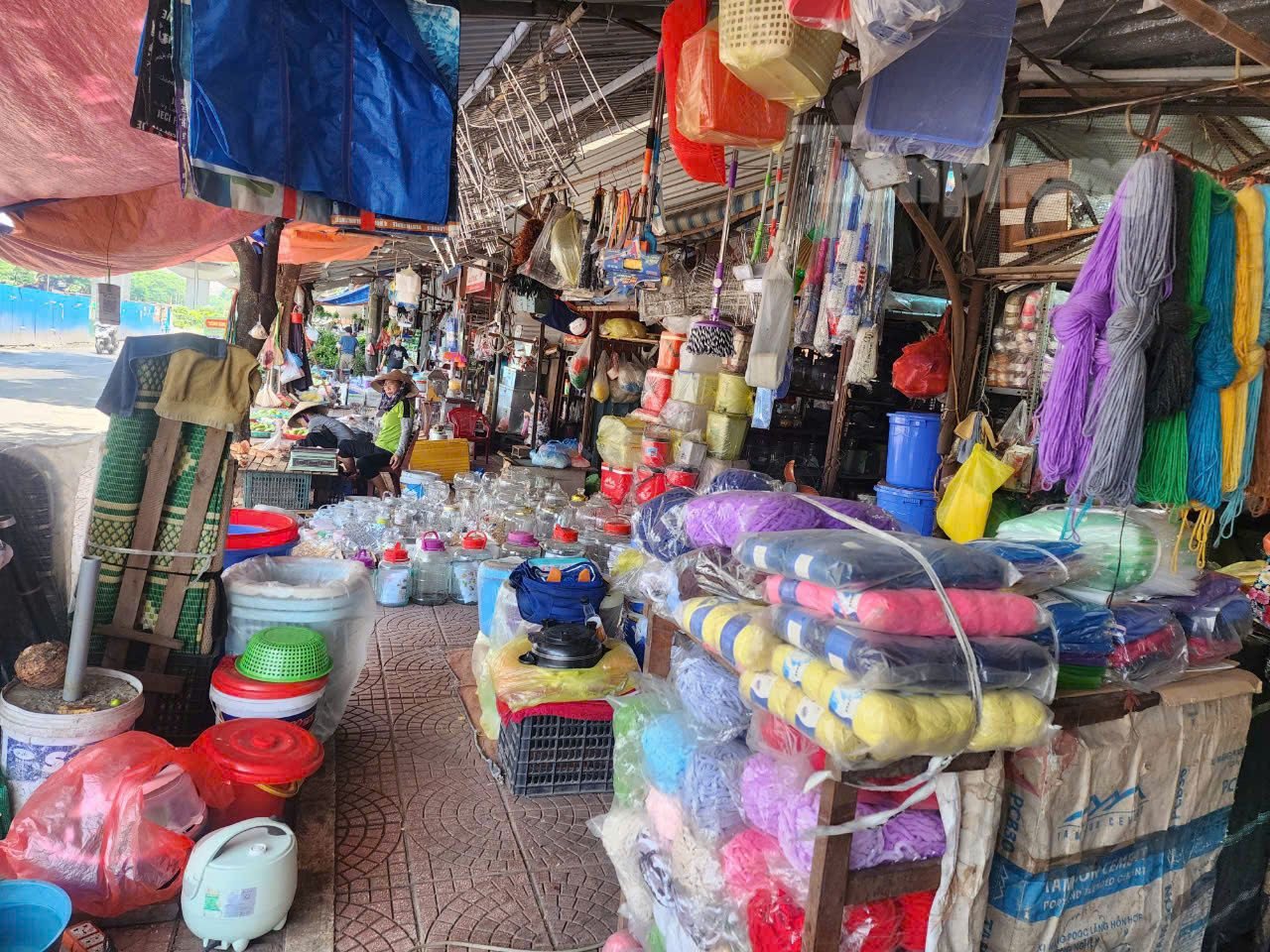 Theo ghi nhận của chúng tôi sáng ngày 4/9, chợ Ngã Tư Sở vẫn hoạt động bình thường. Các quầy hàng, nhất là quần áo, đồ gia dụng bày san sát nhau, thậm chí lấn ra đường đi. Ban quản lý chợ Ngã Tư Sở cho biết, chợ có khoảng 700 kiot, nhưng hiện có hơn 100 kiot đang hoạt động. Với những tồn tại về PCCC hiện rất khó khắc phục do chợ đã cũ, xuống cấp.