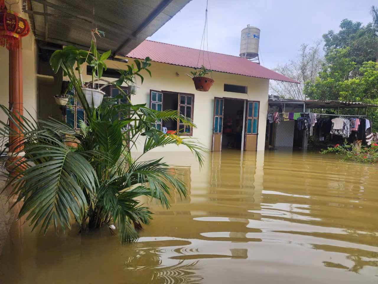 Gia đình bà Nga - ông Lưu là một trong những nơi cao nhất của thôn nhưng cũng đã ngập sâu đến 1m