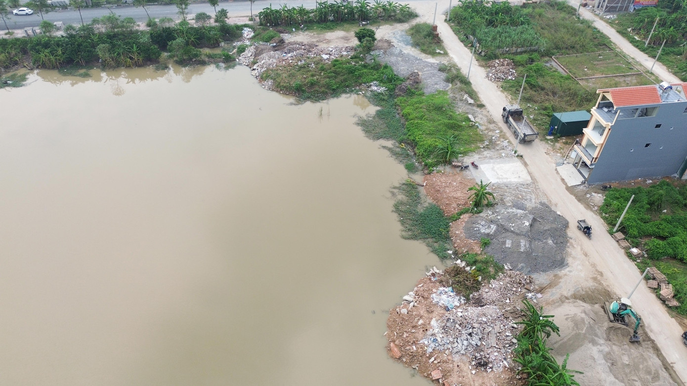 Theo phản ánh của người dân, thời gian qua tại một số khu vực thuộc xã Lại Yên (huyện Hoài Đức) xảy ra tình trạng đổ trạc thải xây dựng san lấp đất nông nghiệp. Đáng nói, tình trạng này diễn ra công khai, nhưng không thấy chính quyền địa phương xử lý. Theo phản ánh của người dân, thời gian qua tại một số khu vực thuộc xã Lại Yên (huyện Hoài Đức) xảy ra tình trạng đổ trạc thải xây dựng san lấp đất nông nghiệp. Đáng nói, tình trạng này diễn ra công khai, nhưng không thấy chính quyền địa phương xử lý.