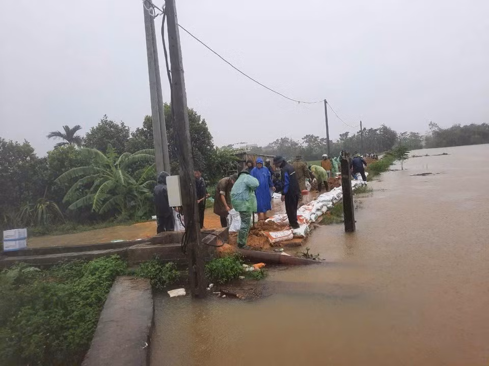 Chính quyền và nhân dân huyện Thạch Thất đắp bao ngăn tràn đê Chính quyền và nhân dân huyện Thạch Thất đắp bao ngăn tràn đê