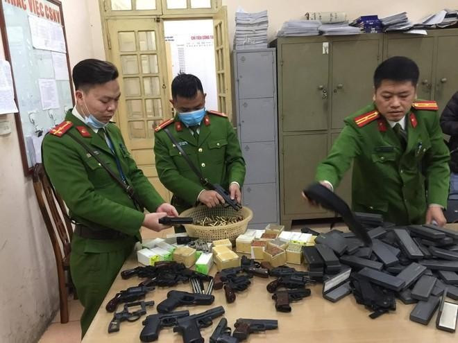 Cảnh sát hình sự Công an Hà Nội tích cực vận động nhân dân giao nộp vũ khí, vật liệu nổ, công cụ hỗ trợ, nhằm đảm bảo ANTT địa bàn Thủ đô Cảnh sát hình sự Công an Hà Nội tích cực vận động nhân dân giao nộp vũ khí, vật liệu nổ, công cụ hỗ trợ, nhằm đảm bảo ANTT địa bàn Thủ đô