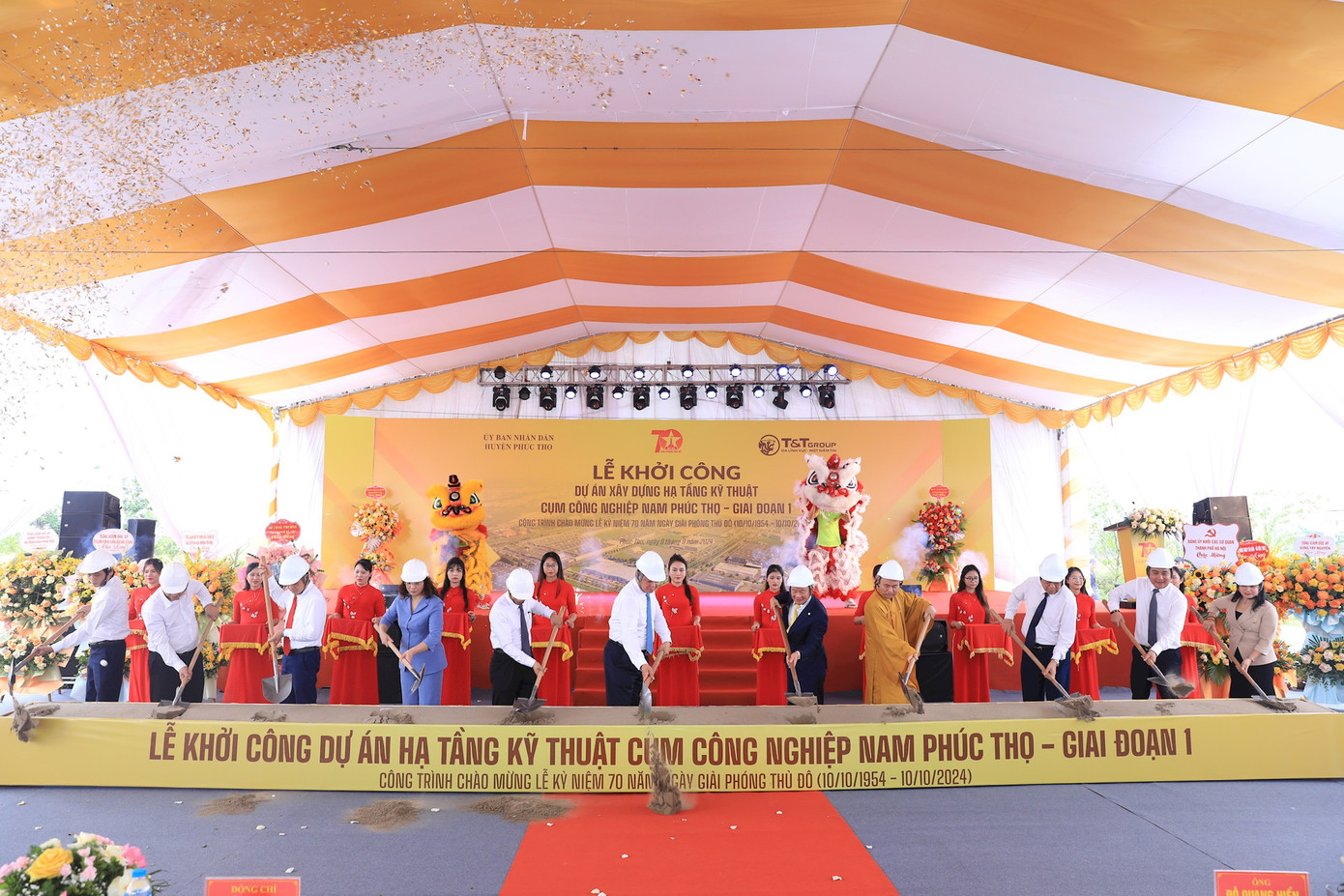 Các đại biểu thực hiện nghi thức khởi công dự án.