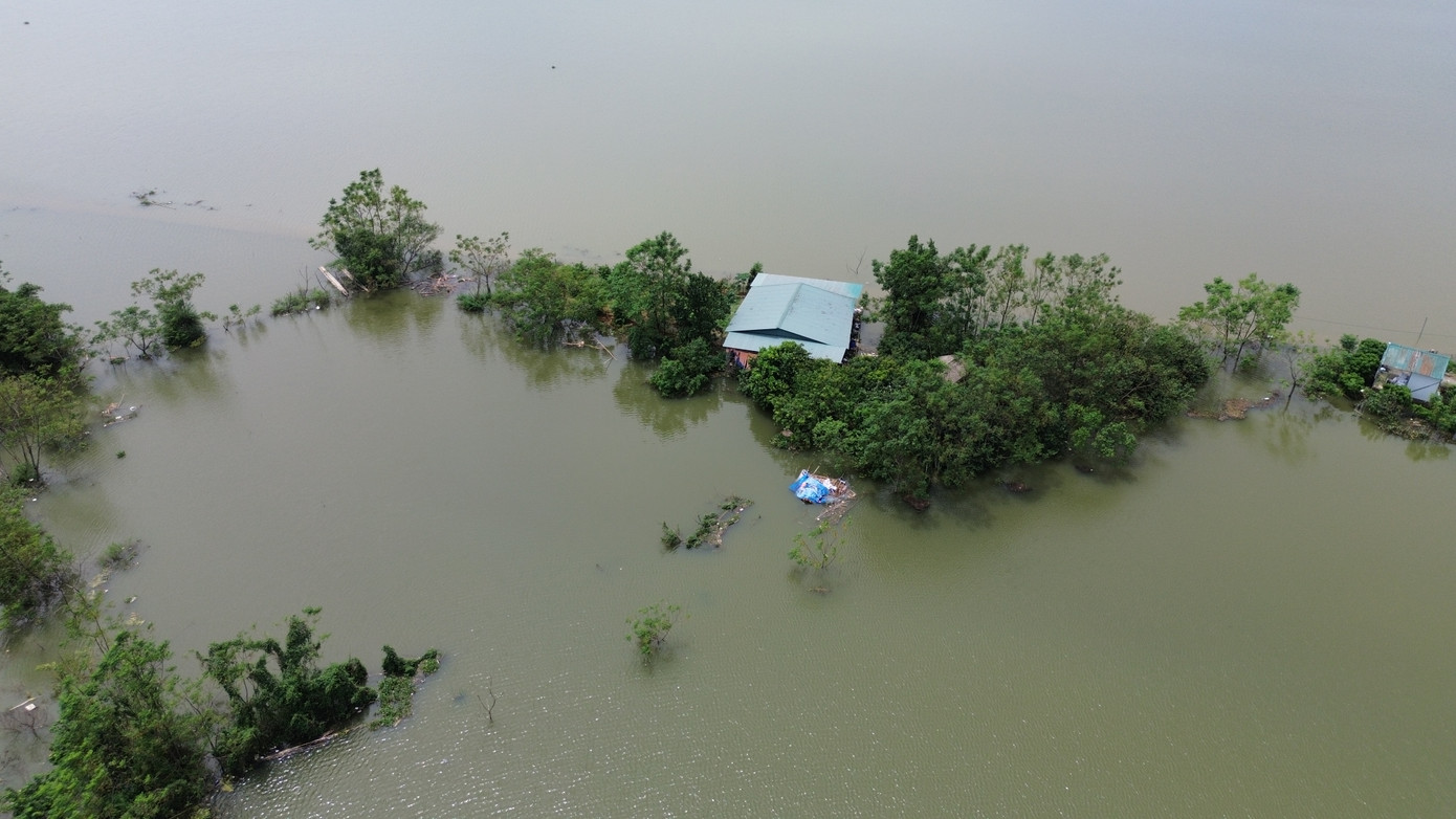Tương tự, nhiều khu dân cư tại xã Cấn Hữu, huyện Quốc Oai bị ngập sâu.