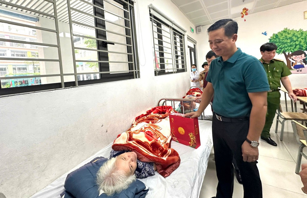 Bí thư Hoàng Mai Nguyễn Xuân Linh thăm người dân tạm trú tránh bão