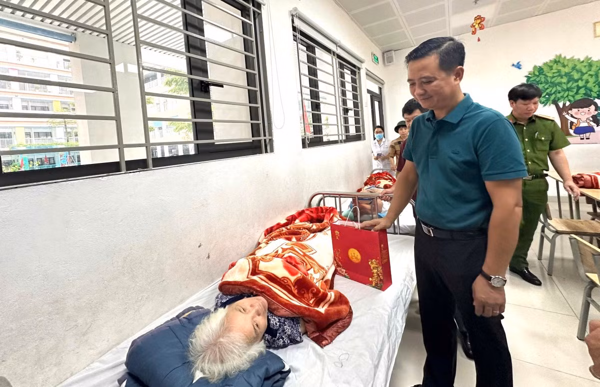 Bí thư Hoàng Mai Nguyễn Xuân Linh thăm người dân tạm trú tránh bão
