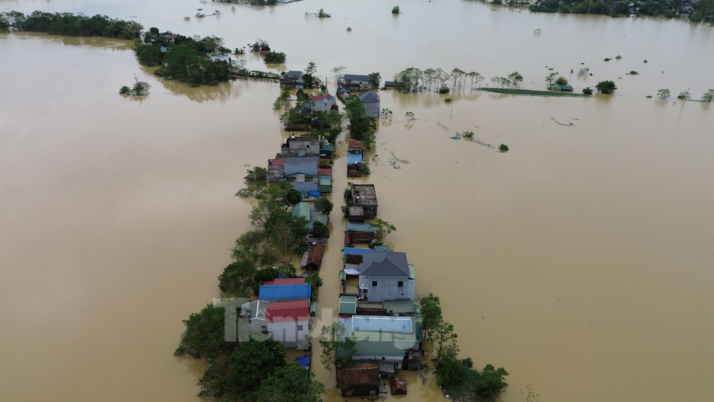 Bà Nguyễn Thị Mùi, Phó Chủ tịch UBND xã Nam Phương Tiến cho biết, do ngập sâu hiện nay mọi con đường dẫn vào xã đã bị cấm. Trong ảnh là một con đường từ đường xã Tân Tiến đi Nam Phương Tiến đã bị chặn do nước ngập sâu. Bà Nguyễn Thị Mùi, Phó Chủ tịch UBND xã Nam Phương Tiến cho biết, do ngập sâu hiện nay mọi con đường dẫn vào xã đã bị cấm. Trong ảnh là một con đường từ đường xã Tân Tiến đi Nam Phương Tiến đã bị chặn do nước ngập sâu.