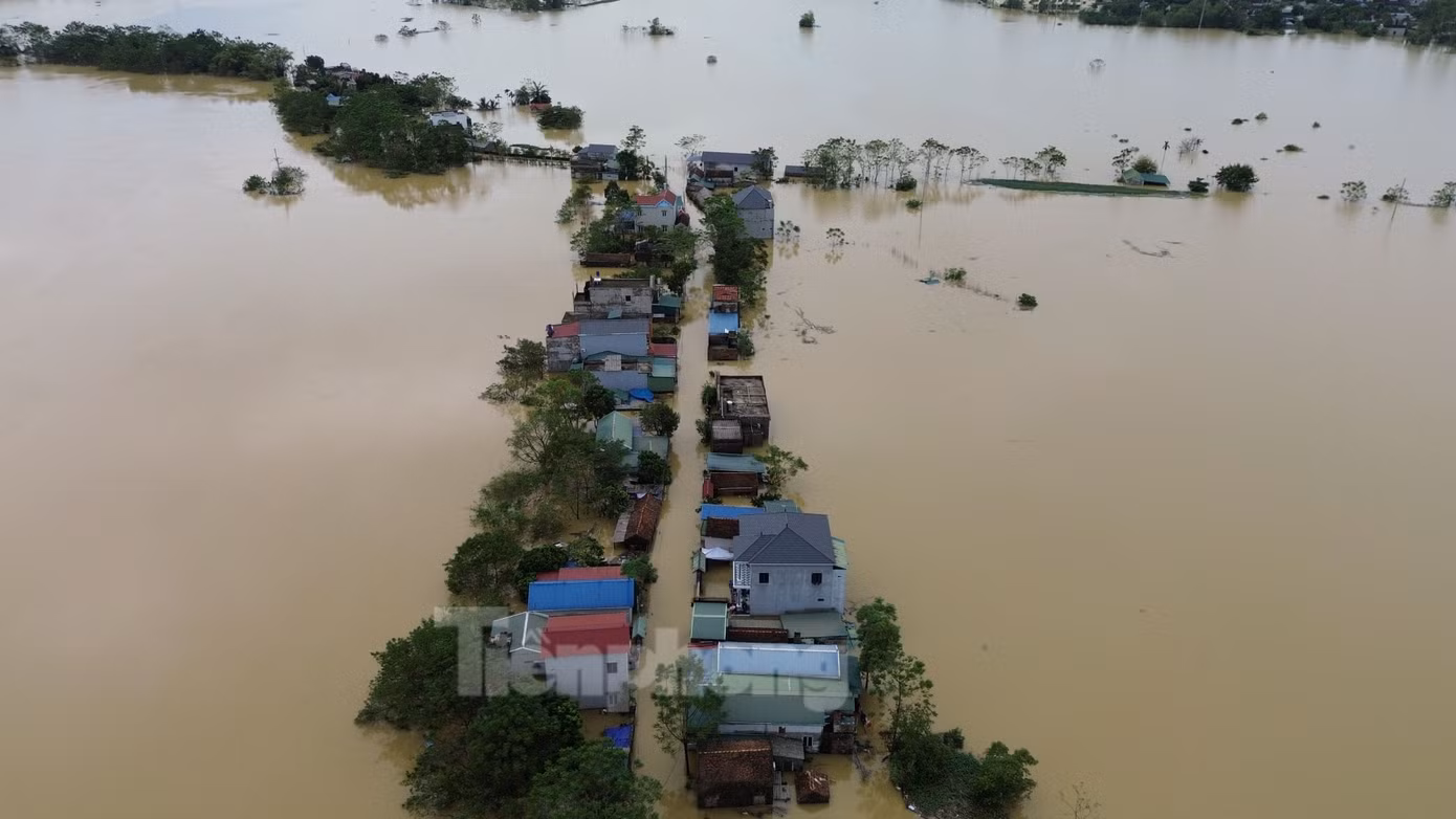 Bà Nguyễn Thị Mùi, Phó Chủ tịch UBND xã Nam Phương Tiến cho biết, do ngập sâu hiện nay mọi con đường dẫn vào xã đã bị cấm. Trong ảnh là một con đường từ đường xã Tân Tiến đi Nam Phương Tiến đã bị chặn do nước ngập sâu.
