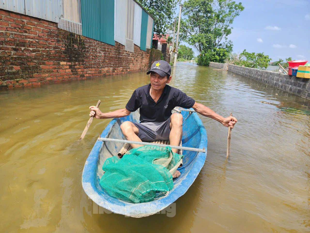 Ông Hoàng Văn Bé, thôn Đôi Phủ, xã Hòa Thạch cho biết, mấy chục năm rồi mới thấy đợt lũ lớn như vậy. Nước dâng vào nhà, khiến 6 người trong gia đình ông phải di tản đến nơi an toàn.