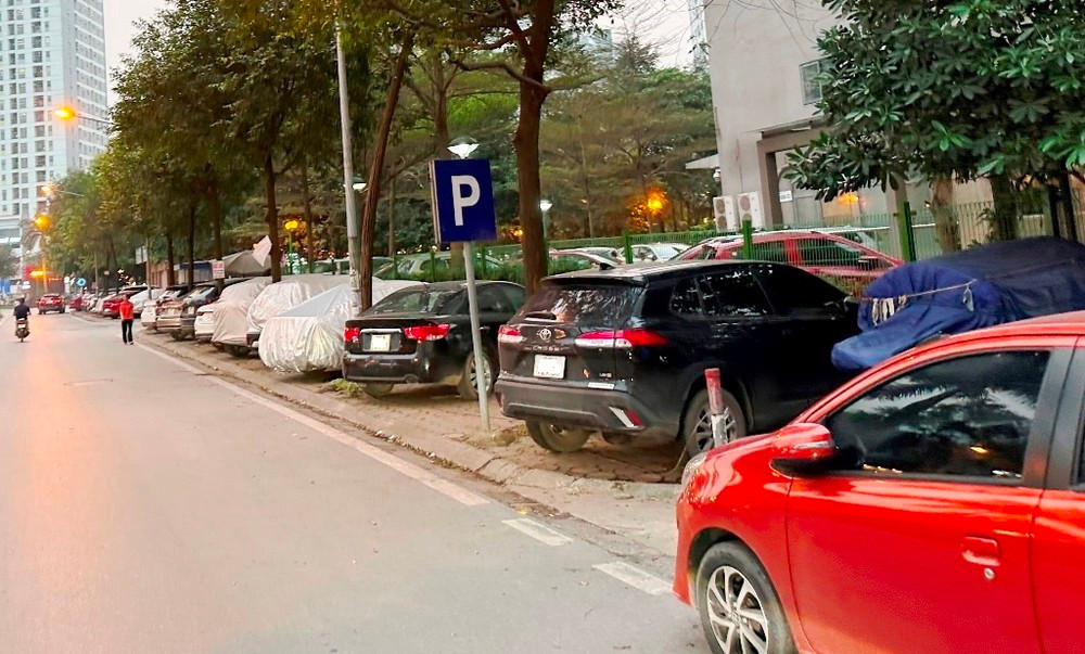 Một điểm trông xe của Công ty Ngân Gia Bảo trên phố Văn Tân được UBND quận Hoàng Mai cấp giấy phép trông xe đạp, xe máy nhưng trên thực tế công ty vẫn nhận trông ô tô. Một điểm trông xe của Công ty Ngân Gia Bảo trên phố Văn Tân được UBND quận Hoàng Mai cấp giấy phép trông xe đạp, xe máy nhưng trên thực tế công ty vẫn nhận trông ô tô.