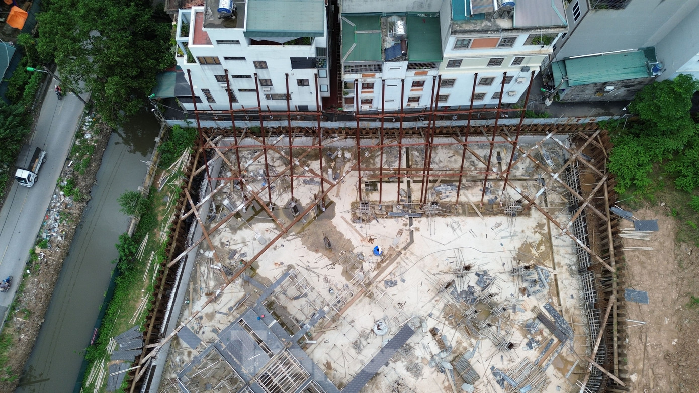 Được biết, dự án "Xây dựng cơ sở vật chất kỹ thuật Liên đoàn Địa chất - Xạ Hiếm" có tổng kinh phí 99,8 tỷ đồng, do Liên đoàn địa chất Xạ - Hiếm làm chủ đầu tư. Đơn vị thi công dự án là Liên danh Công ty cổ phần xây dựng Nam Đô - Công ty cổ phần công nghệ Trường Giang. Nhà thầu tư vấn giám sát là là Liên danh văn phòng tư vấn- Quản lý dự án Việt Nam. Được biết, dự án "Xây dựng cơ sở vật chất kỹ thuật Liên đoàn Địa chất - Xạ Hiếm" có tổng kinh phí 99,8 tỷ đồng, do Liên đoàn địa chất Xạ - Hiếm làm chủ đầu tư. Đơn vị thi công dự án là Liên danh Công ty cổ phần xây dựng Nam Đô - Công ty cổ phần công nghệ Trường Giang. Nhà thầu tư vấn giám sát là là Liên danh văn phòng tư vấn- Quản lý dự án Việt Nam.