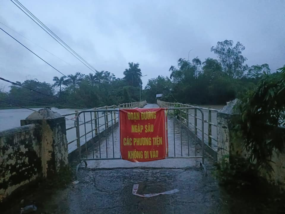 Cầu Liệp Mai, xã Ngọc Liệp, huyện Quốc Oai ngập sâu nên chính quyền địa phương đã cấm người dân đi qua.