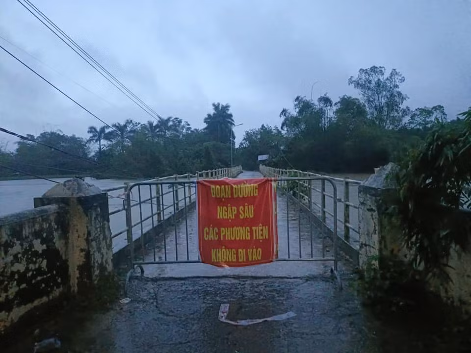 Cầu Liệp Mai, xã Ngọc Liệp, huyện Quốc Oai ngập sâu nên chính quyền địa phương đã cấm người dân đi qua. Cầu Liệp Mai, xã Ngọc Liệp, huyện Quốc Oai ngập sâu nên chính quyền địa phương đã cấm người dân đi qua.