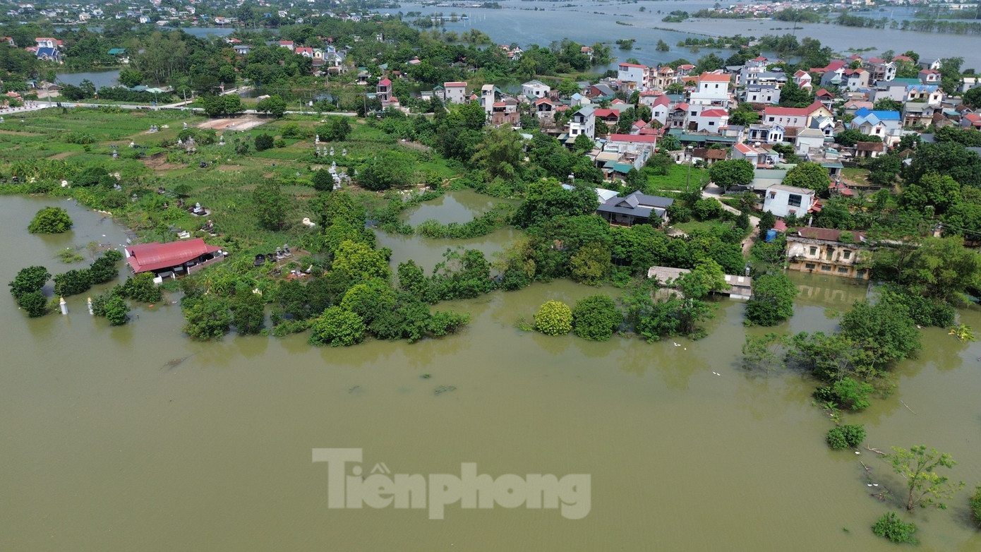 Đến nay, trên địa bàn huyện Quốc Oai có 8 xã bị ngập úng, gồm Cấn Hữu, Phú Cát, Liệp Tuyết, Tuyết Nghĩa, Đông Yên, Ngọc Liệp, Hòa Thạch, Yên Sơn với 1.120 hộ 4.655 nhân khẩu. Trong ảnh là một khu vực dân cư xã Hòa Thạch bị ngập do mưa lũ.