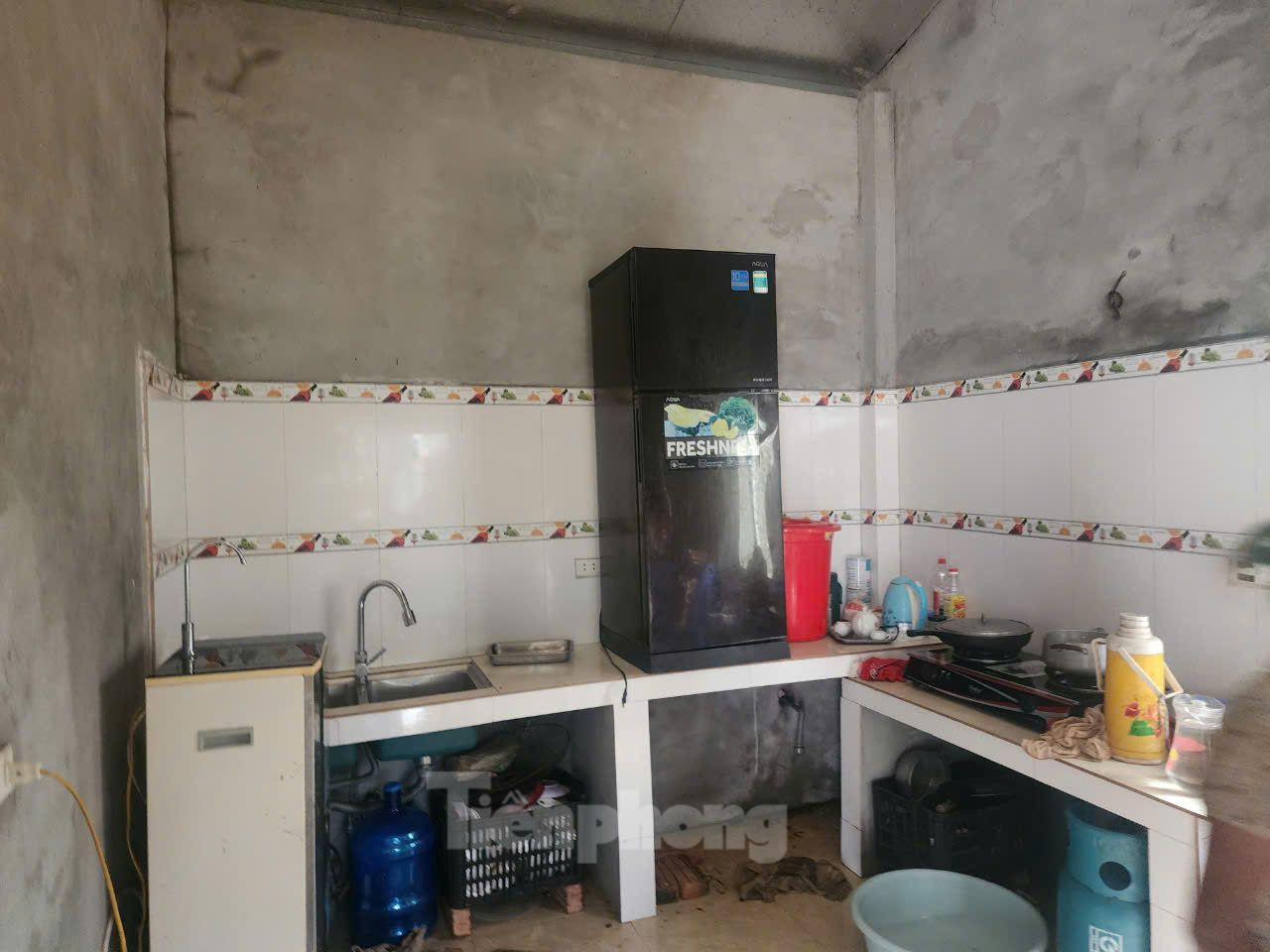 Tủ lạnh và các đồ đạc được người dân di chuyển để đảm bảo an toàn trong mưa lũ