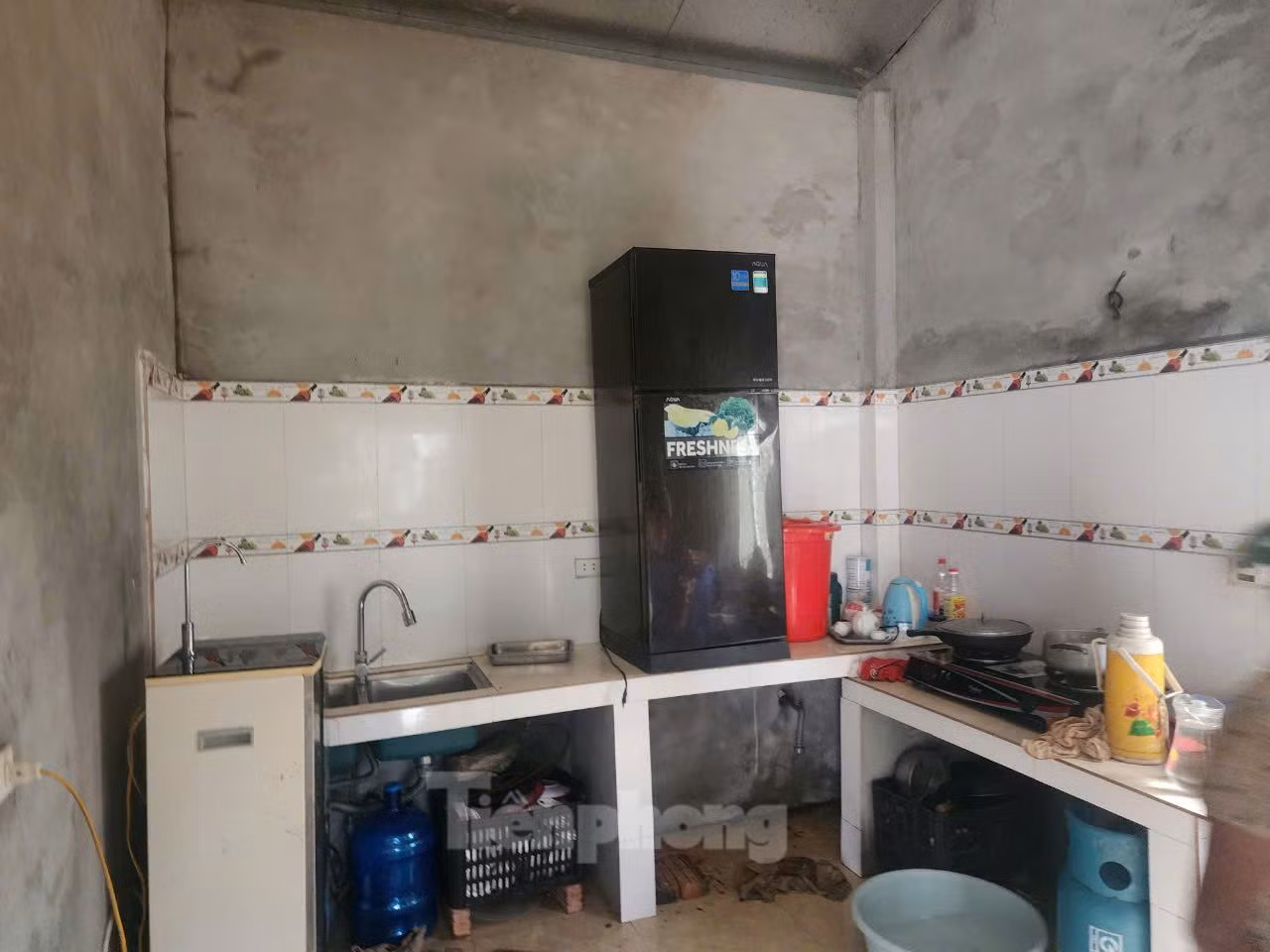 Tủ lạnh và các đồ đạc được người dân di chuyển để đảm bảo an toàn trong mưa lũ Tủ lạnh và các đồ đạc được người dân di chuyển để đảm bảo an toàn trong mưa lũ