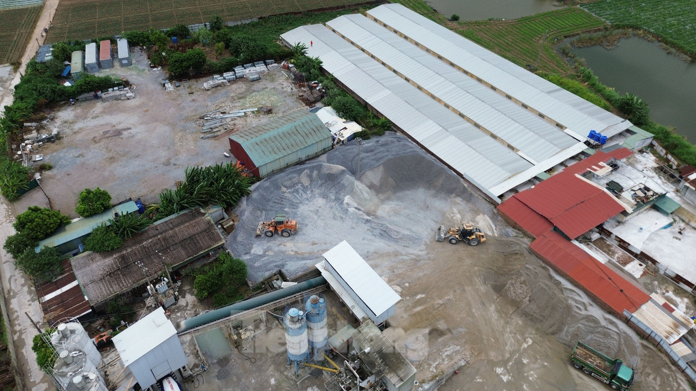 Trạm trộn bê tông và trang trại chăn nuôi lợn trên đất nông nghiệp ven đê sông Đuống đoạn thuộc xã Vạn Ninh, huyện Gia Bình. Trạm trộn bê tông và trang trại chăn nuôi lợn trên đất nông nghiệp ven đê sông Đuống đoạn thuộc xã Vạn Ninh, huyện Gia Bình.