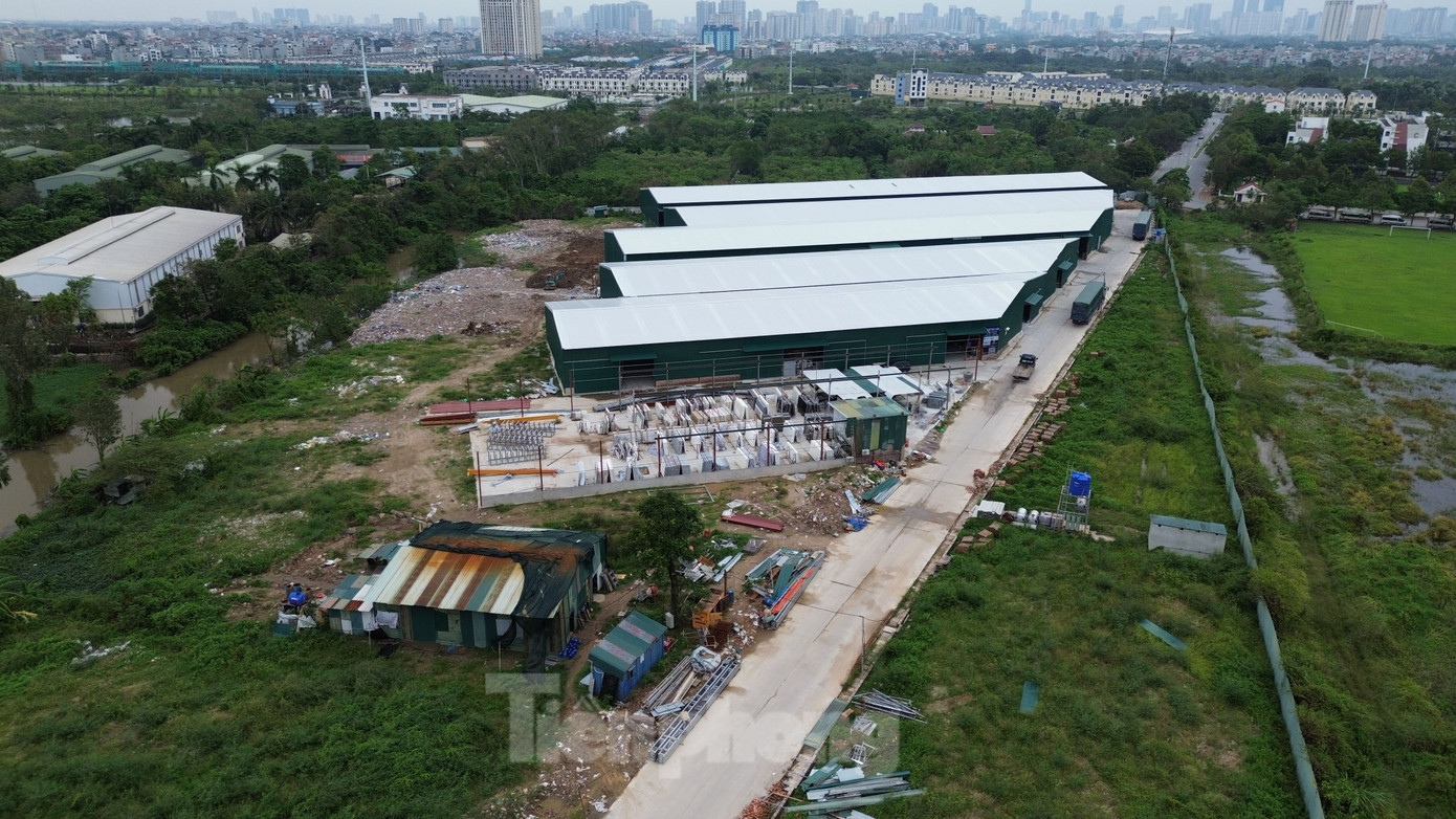 Tuy nhiên, sau khi được phê duyệt, doanh nghiệp không triển khai xây dựng khu nhà ở theo quy hoạch. Đầu tháng 5/2004, UBND xã Lại Yên phát hiện tại ô đất trên mọc lên dãy nhà được lợp tôn, xe trọng tải lớn chở vật liệu xây dựng ra vào nên phối hợp kiểm tra. Tại thời điểm kiểm tra, đoàn công tác phát hiện tại ô đất trên đã và đang xây dựng một số công trình không có giấy phép mà theo quy định phải có giấy phép.