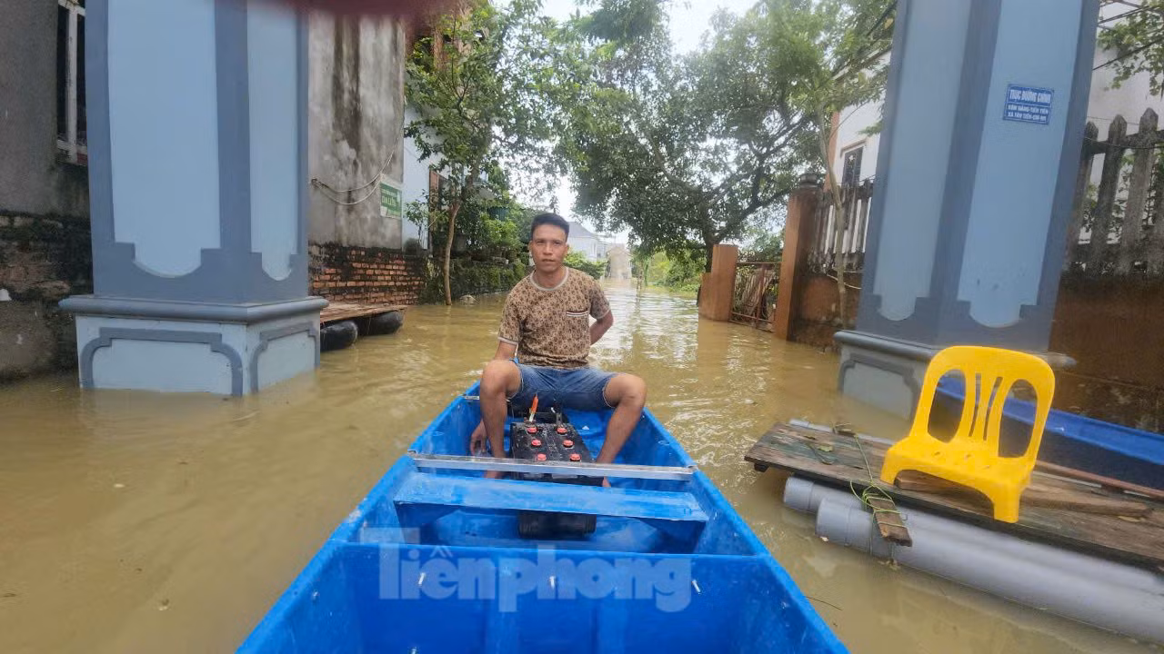 Anh Trịnh Văn Viễn (34 tuổi, thôn Tiến Tiên) tình nguyện chở phóng viên và đoàn tình nguyện vào cứu trợ bà con bị ngập sâu. Anh cho biết, mấy chục năm nay mới thấy nước sông Bùi dâng cao như vậy. Gia đình anh đã kịp di tản người và tài sản đến nơi an toàn.