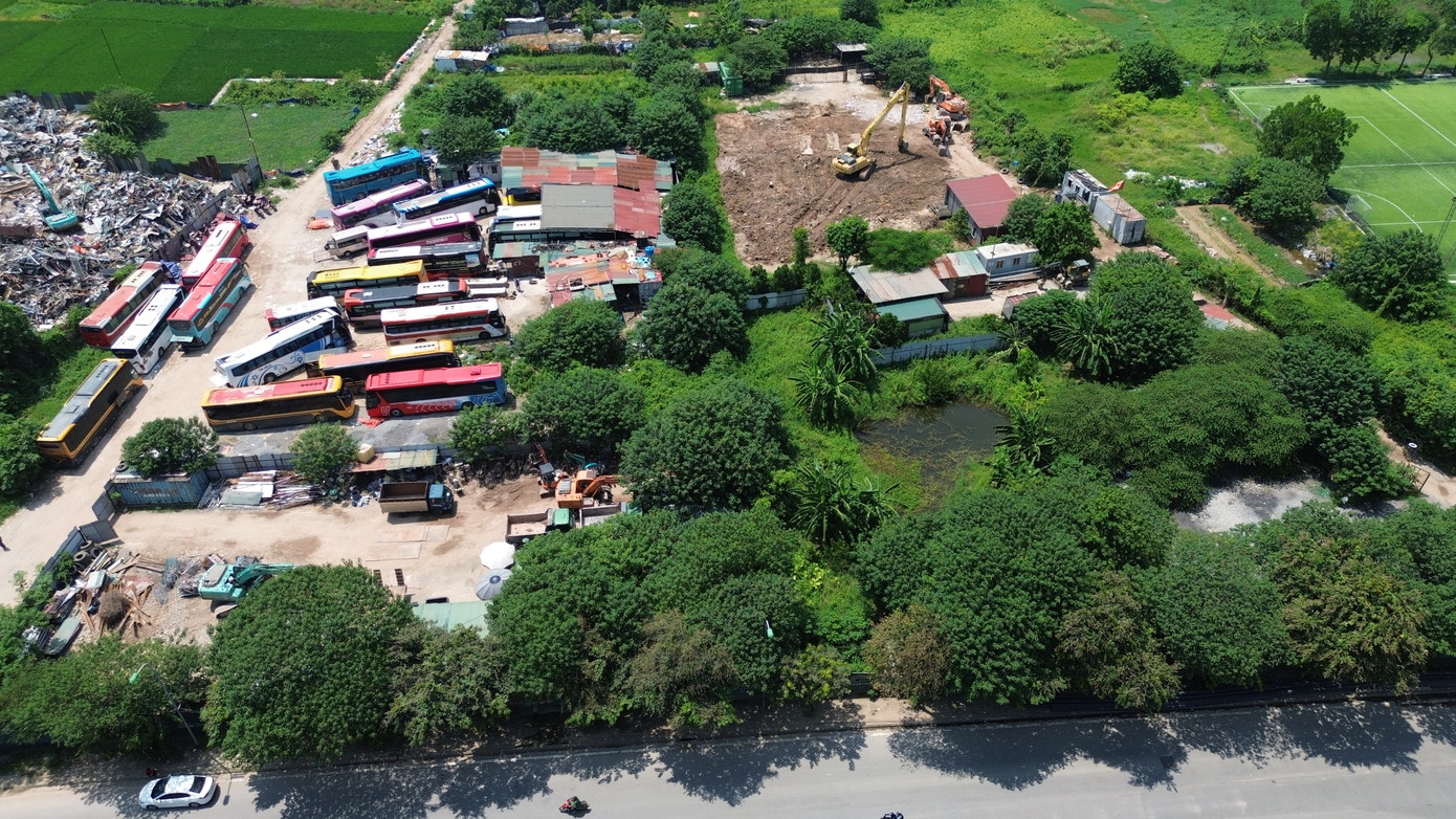 Theo luật sư Hiếu, người hủy hoại đất có thể bị xử phạt vi phạm hành chính từ 2 triệu đồng đến 150 triệu đồng. Ngoài ra, còn buộc khôi phục lại tình trạng ban đầu của đất trước khi vi phạm. Nếu vẫn tái phạm thì có thể bị khởi tố hình sự về tội “Vi phạm các quy định về sử dụng đất đai” theo quy định tại Điều 228, Bộ luật hình sự 2015.