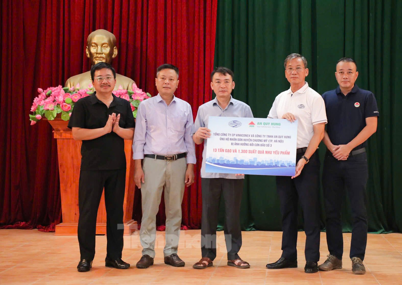 Tổng Công ty cổ phần VINACONEX và Công ty An Quý Hưng trao 13 tấn gạo cho các hộ gia đình bị ảnh hưởng do mưa lũ tại Chương Mỹ và 1.300 suất quà.