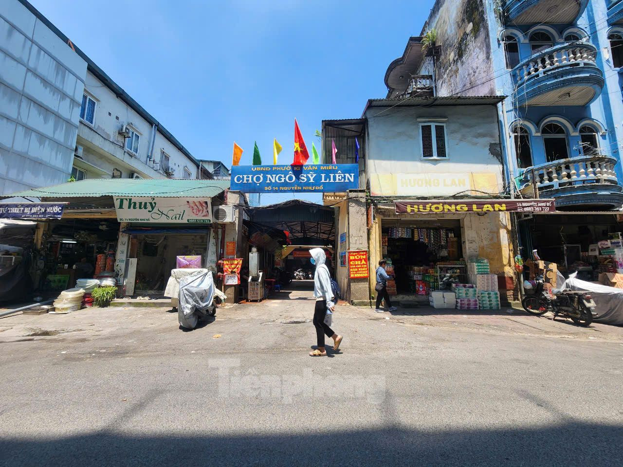 Trước tình trạng nhiều chợ bị đình chỉ, tạm đình chỉ nhưng vẫn hoạt động nhiều năm qua, dư luận đặt câu hỏi có hay chăng sự buông lỏng quản lý của cơ quan chức năng quận Đống Đa nói chung, UBND các phường liên quan nói riêng. Trong ảnh: Chợ Ngô Sỹ Liên, phường Văn Miếu) bị tạm đình chỉ từ năm 2018.