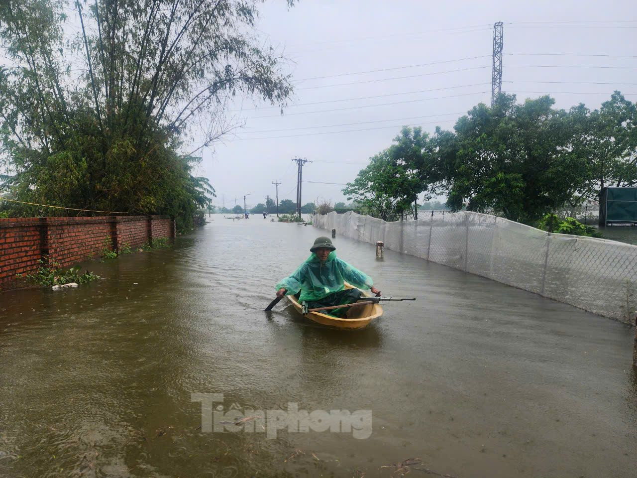 Để di chuyển từ trong xóm ra ngoài hoặc ngược lại, người dân phải dùng thuyền hoặc lội nước. Tuy nhiên, lội nước rất nguy hiểm bởi có chỗ ngập sâu hơn 1m.