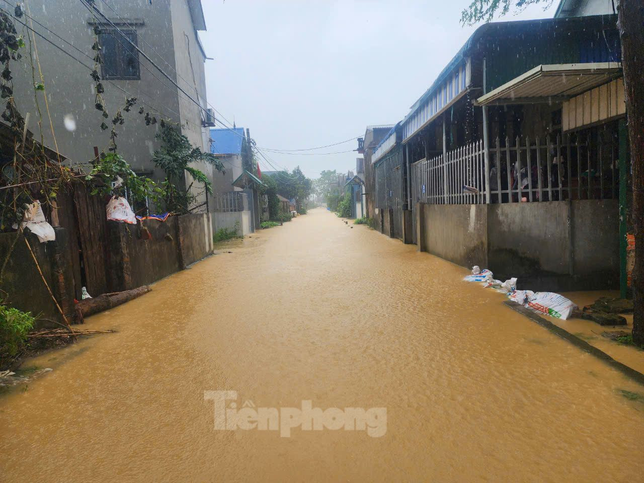 Ban chỉ đạo PCTT và TKCN huyện Chương Mỹ cho biết, mực nước sông Bùi đang trên báo động III, mực nước lũ đã tràn đê Bùi 2 và đê hữu Bùi tại một số điểm thuộc xã Nam Phương Tiến, Tân Tiến, Hoàng Văn Thụ.