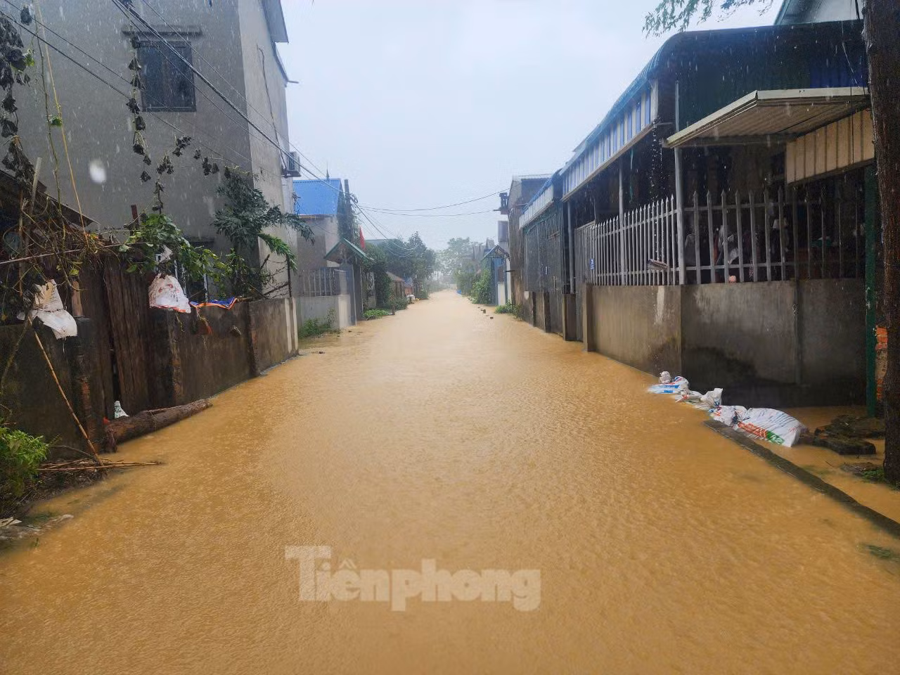 Ban chỉ đạo PCTT và TKCN huyện Chương Mỹ cho biết, mực nước sông Bùi đang trên báo động III, mực nước lũ đã tràn đê Bùi 2 và đê hữu Bùi tại một số điểm thuộc xã Nam Phương Tiến, Tân Tiến, Hoàng Văn Thụ. Ban chỉ đạo PCTT và TKCN huyện Chương Mỹ cho biết, mực nước sông Bùi đang trên báo động III, mực nước lũ đã tràn đê Bùi 2 và đê hữu Bùi tại một số điểm thuộc xã Nam Phương Tiến, Tân Tiến, Hoàng Văn Thụ.