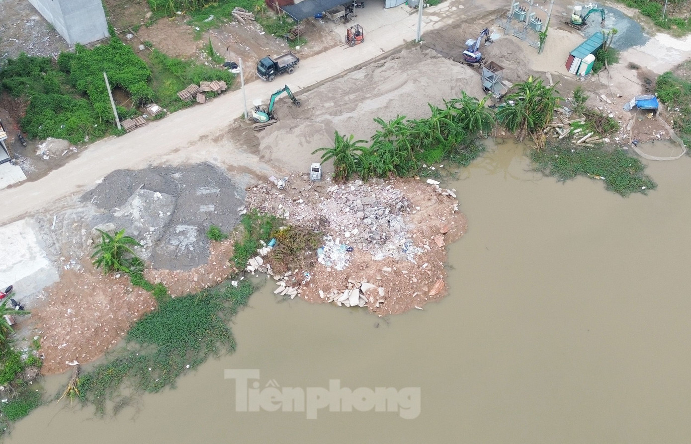 Đặc biệt, khu vực phóng viên ghi nhận nằm cách trụ sở Công an xã Lại Yên chỉ chừng 100m, cách UBND xã Lại Yên chừng 300m. Đặc biệt, khu vực phóng viên ghi nhận nằm cách trụ sở Công an xã Lại Yên chỉ chừng 100m, cách UBND xã Lại Yên chừng 300m.