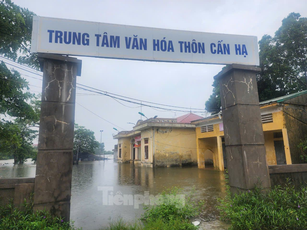 Trung tâm văn hóa thôn Cấn Hạ đã chìm trong nước.