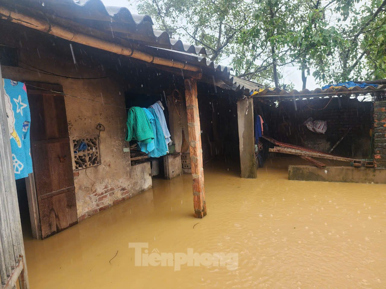 Tương tự, khu vực thôn Tiến Tiên (xã Tân Tiến) nước sông Bùi đang tràn vào khu dân cư. Trong đó, riêng tại xóm Vạn Tiên, một số gia đình đã bị ngập sâu từ 70cm- 1m.