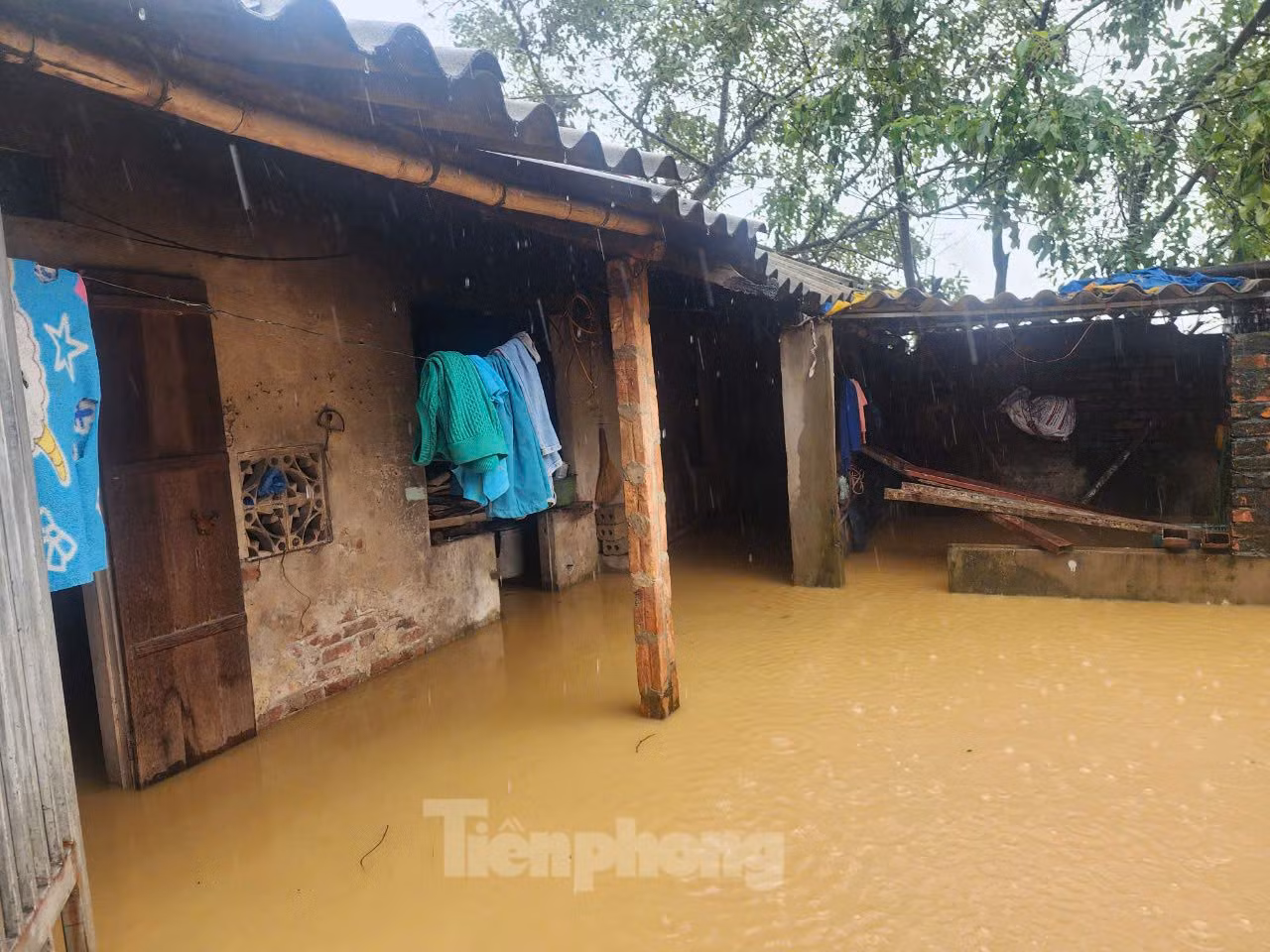 Tương tự, khu vực thôn Tiến Tiên (xã Tân Tiến) nước sông Bùi đang tràn vào khu dân cư. Trong đó, riêng tại xóm Vạn Tiên, một số gia đình đã bị ngập sâu từ 70cm- 1m. Tương tự, khu vực thôn Tiến Tiên (xã Tân Tiến) nước sông Bùi đang tràn vào khu dân cư. Trong đó, riêng tại xóm Vạn Tiên, một số gia đình đã bị ngập sâu từ 70cm- 1m.