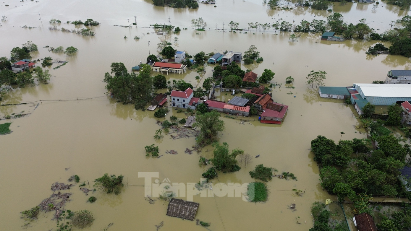 Theo báo cáo của Ban chỉ huy PCTT&TKCN huyện Chương Mỹ, do ảnh hưởng của mưa lũ, đến sáng 12/9 trên địa bàn huyện có 34 thôn xóm bị ngập. Bao gồm 2.344 hộ bị ngập với 10.078 nhân khẩu. Theo báo cáo của Ban chỉ huy PCTT&TKCN huyện Chương Mỹ, do ảnh hưởng của mưa lũ, đến sáng 12/9 trên địa bàn huyện có 34 thôn xóm bị ngập. Bao gồm 2.344 hộ bị ngập với 10.078 nhân khẩu.