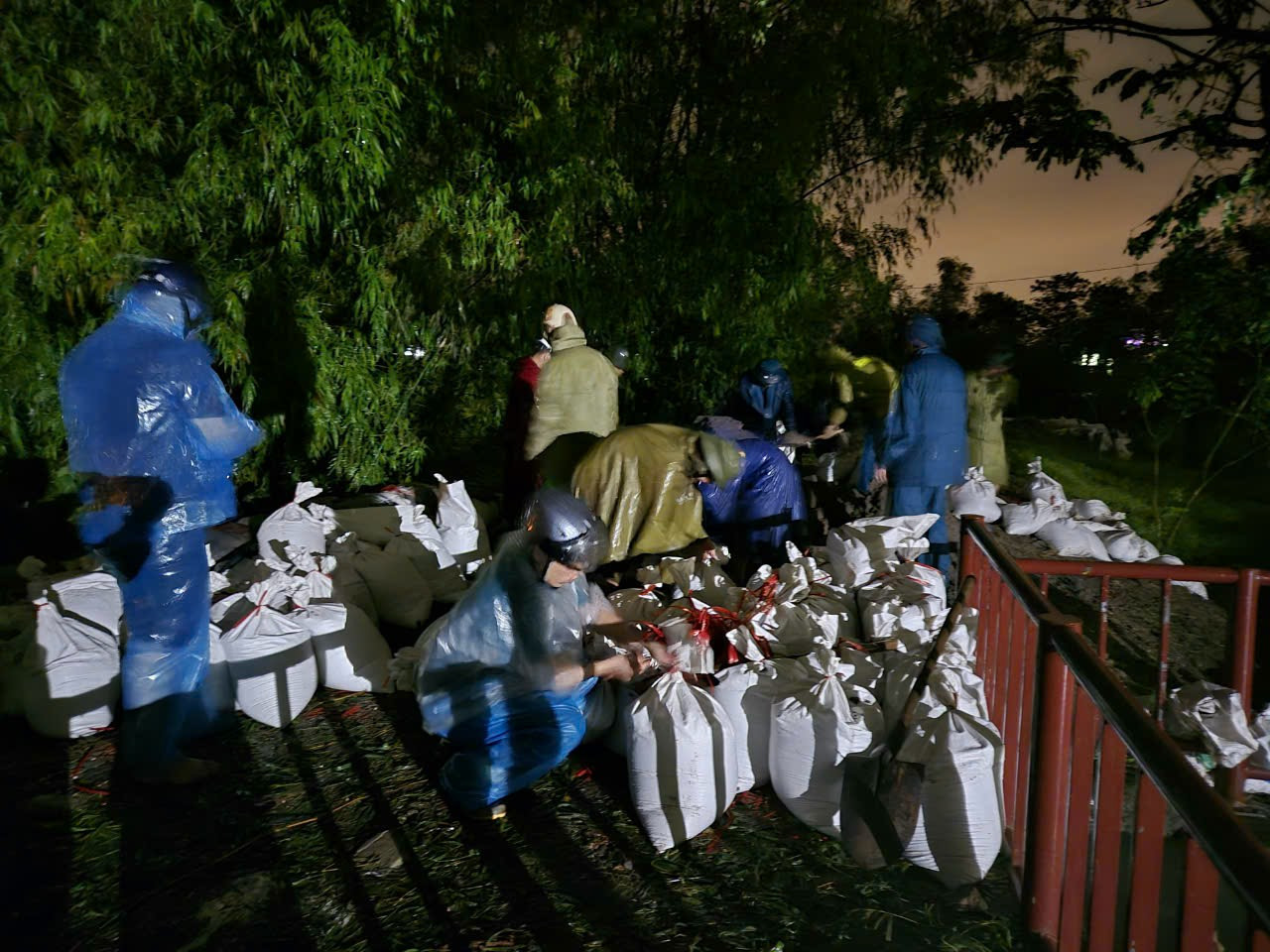 Lực lượng chức năng xã Đại Áng xuyên đêm khắc phục sự cố Lực lượng chức năng xã Đại Áng xuyên đêm khắc phục sự cố