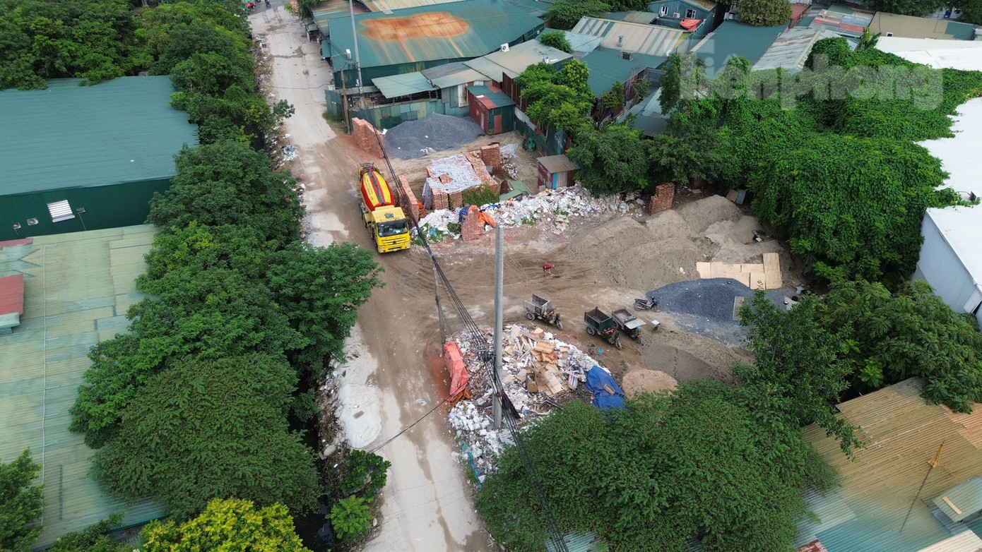 Theo quy hoạch, dự án Khu đô thị Tây Nam Kim Giang I sẽ có nhà trẻ, trường học, công viên cây xanh... Tuy nhiên, hiện tại mới chỉ có một vài chung cư và một khu nhà thấp tầng được xây dựng, trong khi đó nhiều ô đất được sử dụng làm nơi dựng nhà xưởng, kho bãi, cơ sở sản xuất, nhà ở.