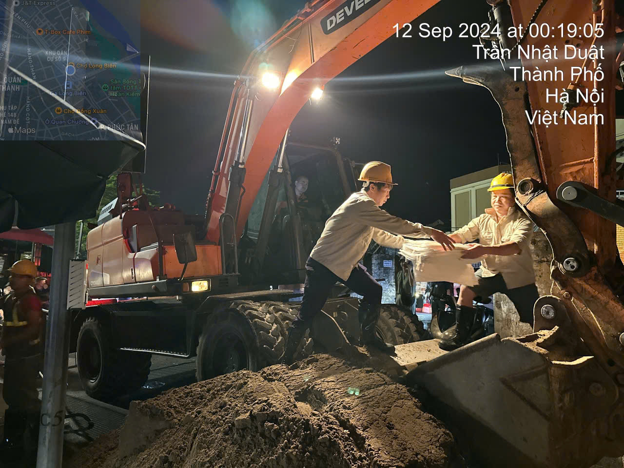 Lực lượng chức năng quận Ba Đình triển khai các biện pháp cấp bách đề phòng lũ dâng cao đột ngột trong đêm. Lực lượng chức năng quận Ba Đình triển khai các biện pháp cấp bách đề phòng lũ dâng cao đột ngột trong đêm.