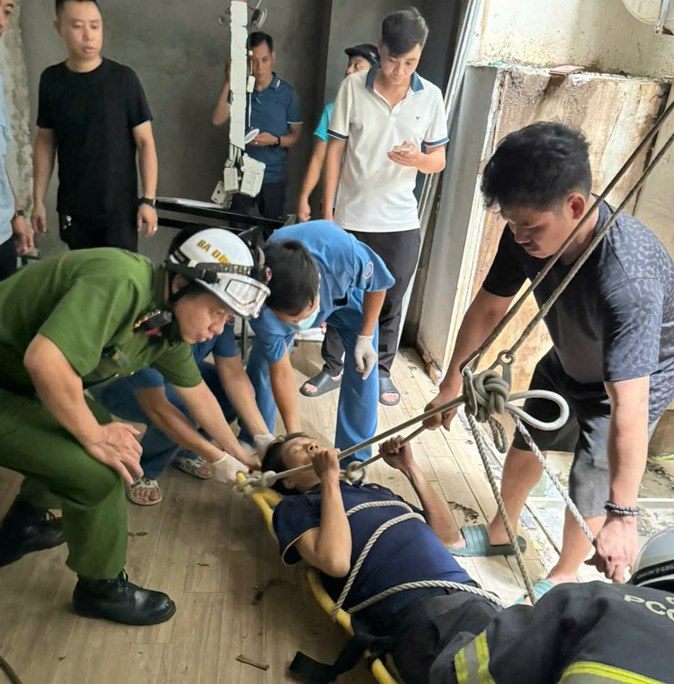 Lực lượng chức năng giải cứu nạn nhân bị mắc kẹt